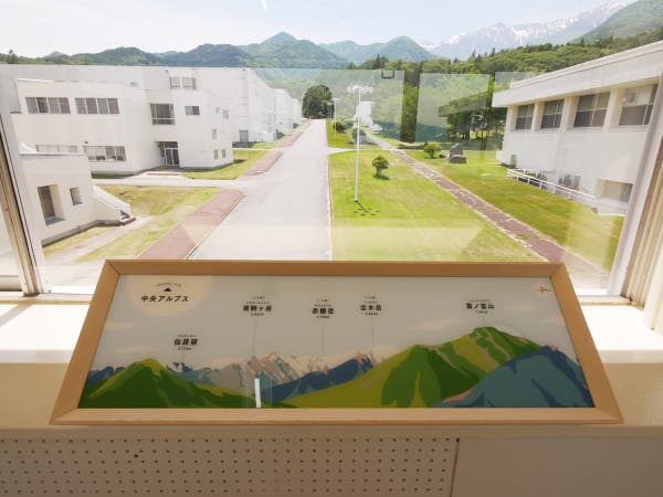 工場への通路から見える山々