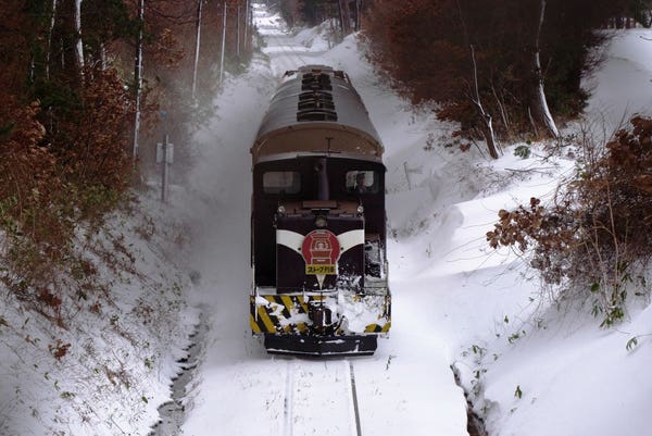 ストーブ列車の雪景色