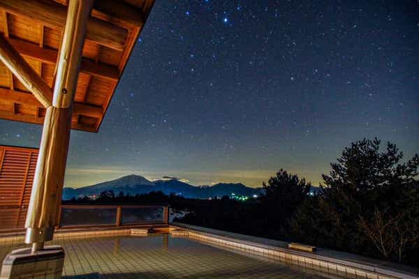 【千葉県内発】 いい夫婦ミステリーツアー　今年リニューアルオープン！高原のポツンと一軒宿に泊まる・・・ ２日間3