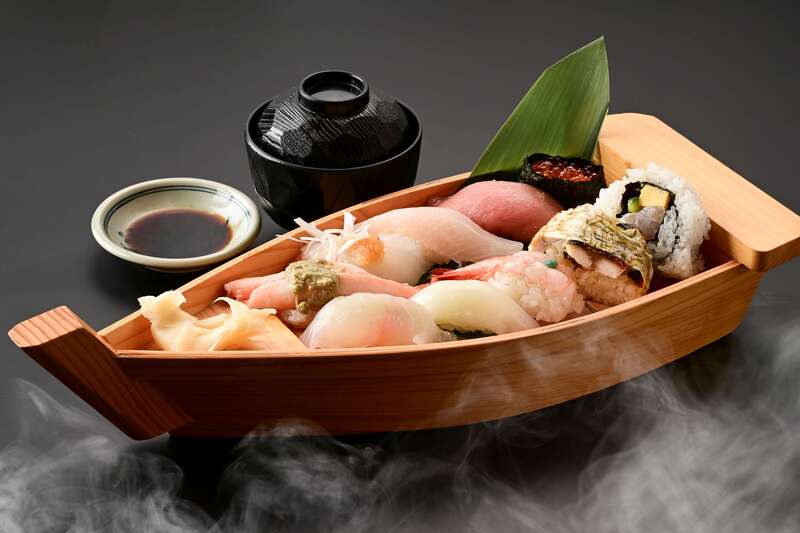 【福岡・熊本・鹿児島県内／博多駅・小倉駅発】 雪吊りの兼六園ライトアップ・雪見ローカル列車　感動の冬景色と名物「きたまえ寿司」充実の２日間3