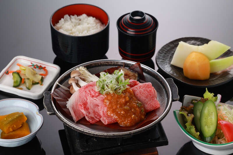 【富山・高岡・砺波エリア発】 ”ウマ”いもん Ａ５ランク〇〇牛ランチ と　ご当地食べ歩き　”馬〇〇温泉”　ご入浴！うま年に行く！新春ミステリー　日帰り1