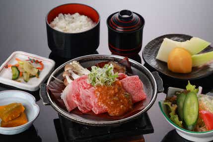 【富山・高岡・砺波エリア発】 ”ウマ”いもん A5ランク〇〇牛ランチ と ご当地食べ歩き ”馬〇〇温泉” ご入浴!うま年に行く!新春ミステリー 日帰り