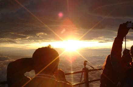 富士山登山★[首都圏発★富士山専門ガイド付」八合目の山小屋指定で人気の安心コース！！＜日本語ガイドプラン＞