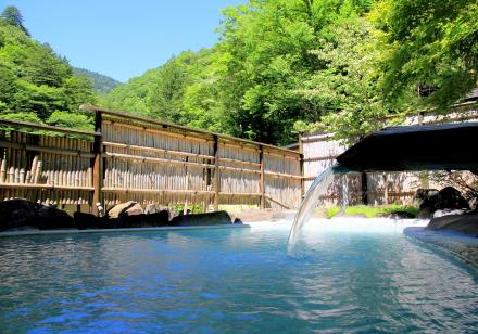 ＜Web割対象商品＞【キングツアーバス旅】新緑の上高地と城下町松本散策♪ 一度は泊まってみたい乳白色の名湯！白骨温泉 湯元齋藤旅館1泊2日〔新宿・調布・府中発〕2