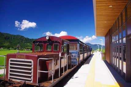 【バスハイク／博多発着／添乗員同行】秋の阿蘇たび 南阿蘇トロッコ列車に乗車！ 阿蘇神社参拝と門前町散策・あか牛ステーキ丼の昼食 ☆水基めぐりクーポン付き☆