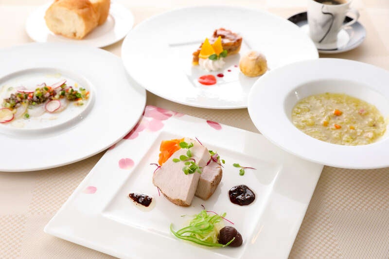 【県中南（秋田～象潟）発】 玉川寺（ぎょくせんじ）のクリンソウ（九輪草）と酒田の老舗フランス料理店「ル･ポットフー」のランチ 　日帰り1