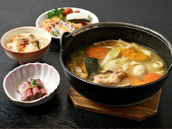 【新宿・西船橋発】『8,000円台〜ぶっ飛び格安🎉』シャインマスカット狩り食べ放題💚×大人気信玄餅詰め放題×甲州郷土料理ほうとう×ワイン🍷飲み比べ放題　盛り沢山山梨グルメ旅🍴（ミニワインボトル付き♪）3