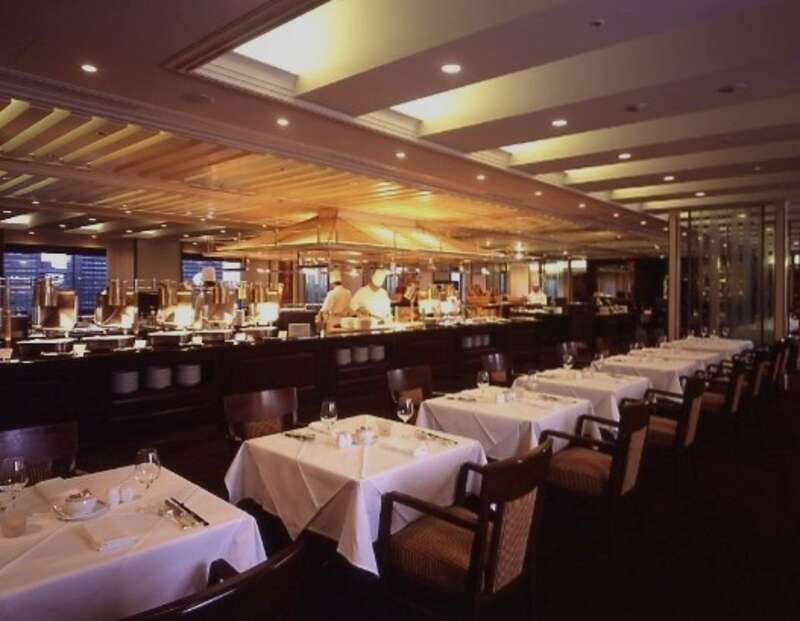 【群馬県内発】 最上級貸切バス「スターペガサス号」で行く！憧れの帝国ホテル「インペリアルバイキングサール」  桜咲く大名庭園「六義園」と播磨坂さくら並木3