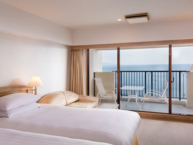 ■〔大塚国際美術館入館券付き〕往復徳島空港利用　全室オーシャンビュー！鳴門海峡と淡路島を見渡す南欧風リゾートホテル　アオアヲナルトリゾート指定（夕朝食付）1泊2日〈レンタカー付き〉2