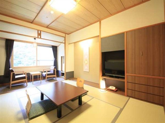 ■【値下げスペシャル】≪新千歳空港利用≫カニ食べ放題のバイキングと日本最大級の露天風呂が人気！登別温泉 ホテルまほろば指定≪和室10畳≫4泊5日（夕朝食付/フリープラン）2