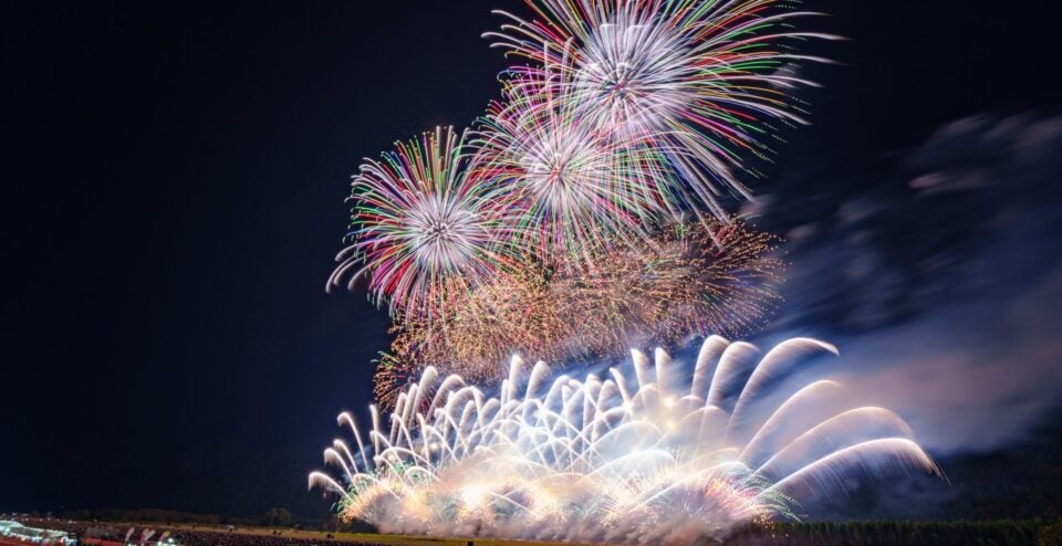 【広島駅新幹線口発着】西日本最大級約20,000発の花火が彩る 中四国唯一の全国花火師競技大会 「にし阿波の花火」２日間 ～紅葉の特別名勝・栗林公園と 名店･山田家で讃岐うどんの昼食～1