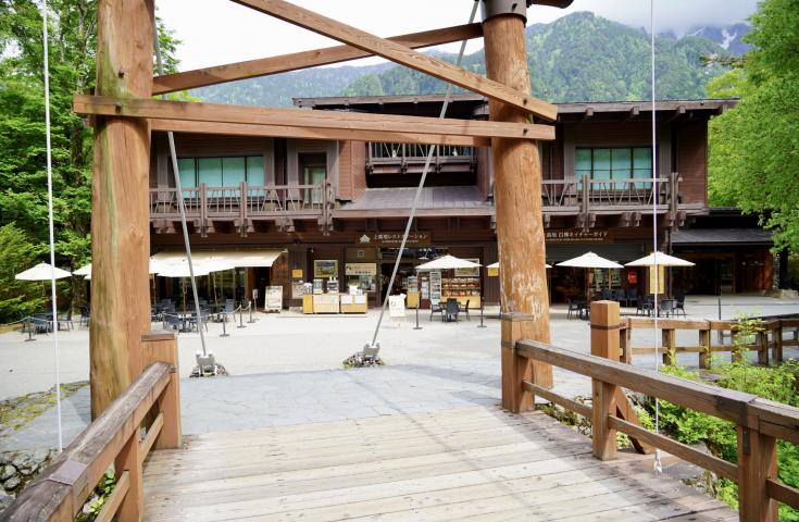 [新宿発]ゆったり快適3列シートで行く「上高地」雄大な穂高連峰を望む絶景をたっぷり満喫！シャトルバスに乗り換え不要の楽々バスツアー！3