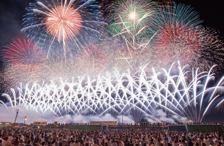 ★催行決定★[横浜発]楽々パイプイス桟敷席でゆっくり観覧！花火師の殿堂「第97回大曲全国花火競技大会」を日帰りバスツアーで堪能！2