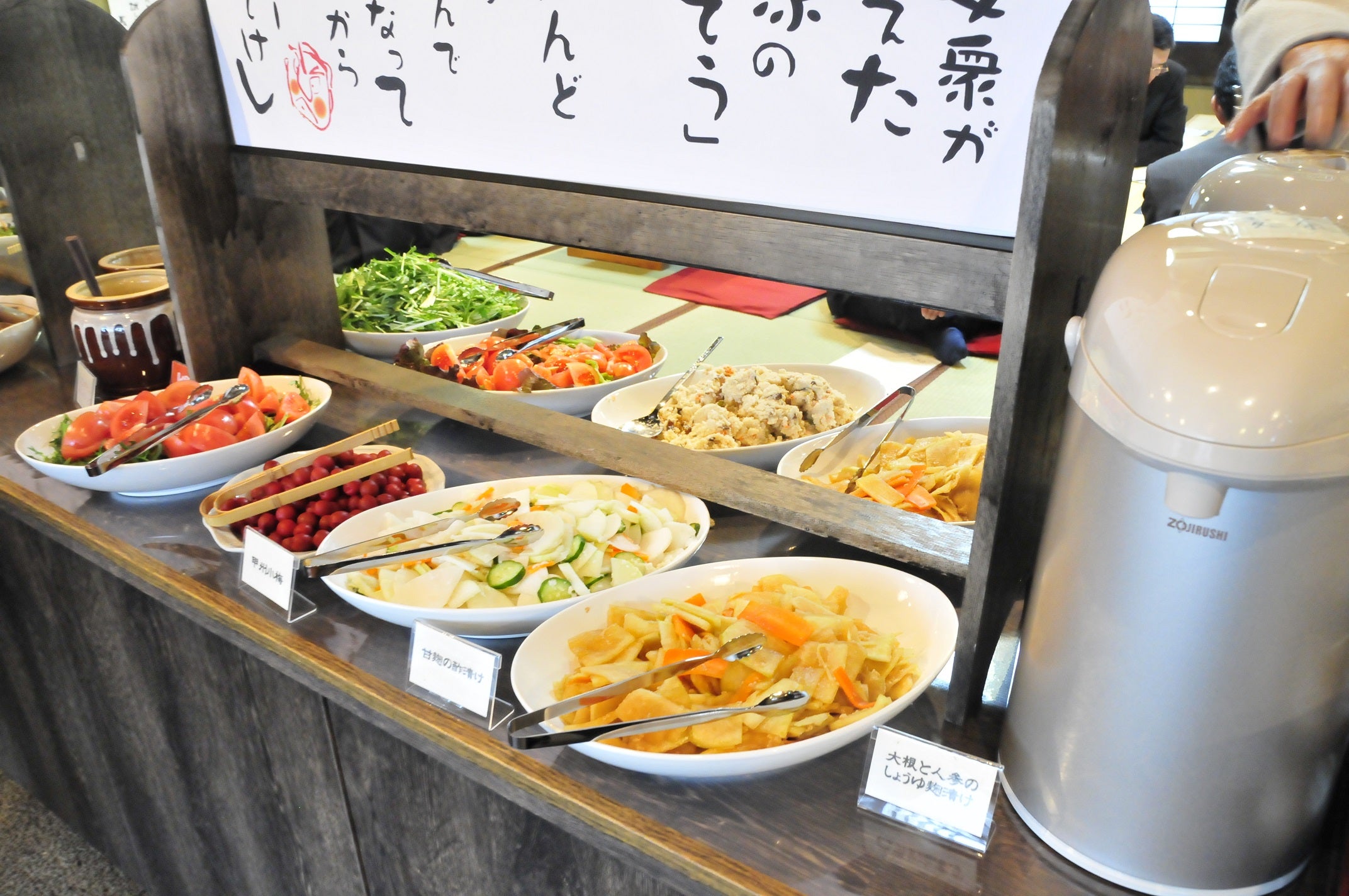 【千葉県内発】 TVでも話題・予約困難！桔梗屋「桔梗信玄餅」詰め放題体験と 甲州桃狩り食べ放題＆名物ほうとうと甲州おごっそうの昼食！日帰り3