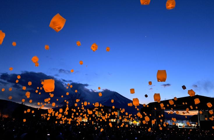 【早割30】[横浜・町田発]1日限りの冬の祭典♪大空を舞うスカイランタン®＆山中湖アイスキャンドルフェスティバル鑑賞！湖畔に映る『河口湖冬花火』鑑賞で美しい夜空や『甲州ワインビーフステーキ』をご堪能の日帰りバスツアー！2