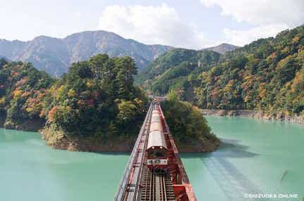 【静岡県内発】 湖上に浮かぶ駅「奥大井湖上駅」へ！レトロな観光列車「大井川鉄道」＆日本唯一のアプト式列車に乗車！「KADODE OOIGAWA」でショッピング