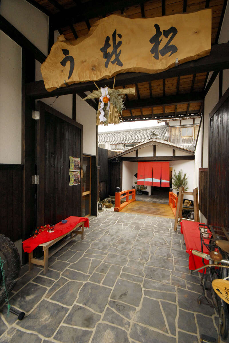 【奈良県内発】 甲賀の老舗「松茸屋 魚松」で味わう「松茸・近江牛」あばれ食いと関西屈指の紅葉名所「石山寺」　　日帰り2