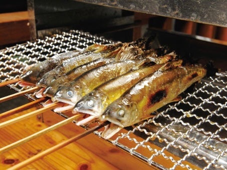 シーズン到来！洞戸観光ヤナあゆ料理三昧とゆったり板取川温泉＆＼話題のスポット／岐阜城楽市【名古屋発着日帰りバスツアー】【バスの旅】【こだわりの食】1