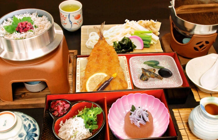 ★8/10 催行決定★【横浜発】メロン食べ放題 甘くとろけるメロン食べ放題♪ 柿田川湧水＆伊豆満喫バス旅2