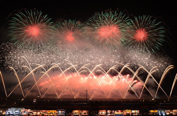 [新宿発]イス・テーブル付き桟敷席でゆっくり観覧！花火師の殿堂「第98回大曲全国花火競技大会」を日帰りバスツアーで堪能！3