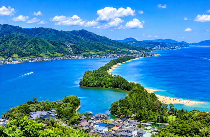 [難波/京都発]日本三景の一つ海の京都天橋立と茅葺屋根のがかわいい美山！昼食はカニ付きの「和食会席料理」をご堪能！フォトジェニックな日帰りバスツアー！(英語語ガイド付)2