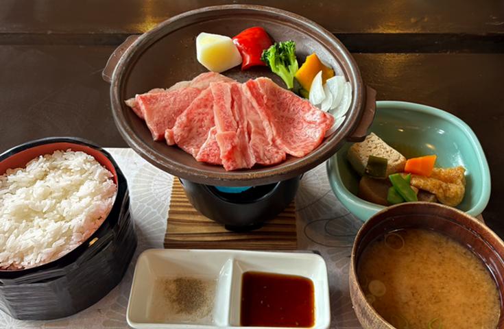 [名古屋発]日本の古い町並みがの多く残る高山とユネスコ世界遺産登録の白川郷へお立ち寄り 昼食は飛騨牛を豪快にドーン！アツアツの陶板で焼き上げる「飛騨牛焼肉ランチ」をご用意！歴史的文化探訪の日帰りツアー(英語ガイド付)3