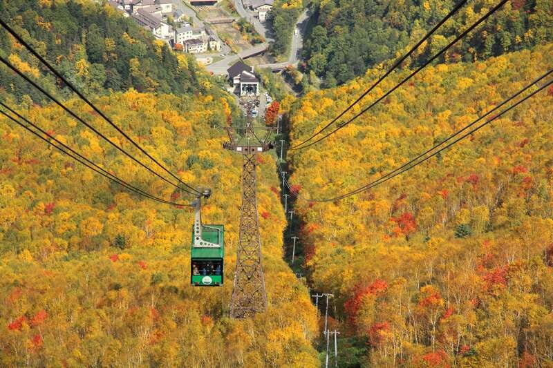 【伊丹空港発着】 紅葉の層雲峡「黒岳ロープウェイ」と釧路湿原・阿寒湖遊覧船・網走監獄・さっぽろオータムフェスト４日間　現行車両での運行は今年がラストラン「夕陽ノロッコ号」に乗車！3