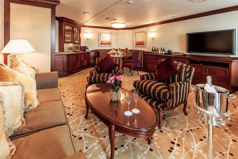 飛鳥Ⅱ S：ロイヤルスイート 【東京発横浜着】竿燈・ねぶた祭クルーズ（7日間）1