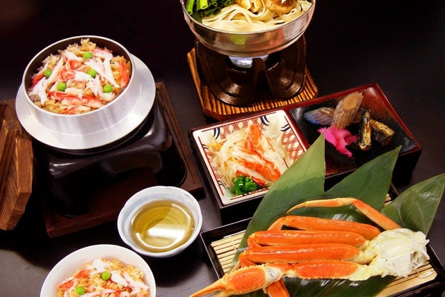 【新宿発】桜と桃のダブルお花見絶景ツアー！日本三大桜「山高神代桜」＆山梨桃源郷をめぐる！さらに旬のいちご狩り食べ放題にカニ尽くしの昼食まで大満足プラン♪絶景とグルメの日帰りバス旅2