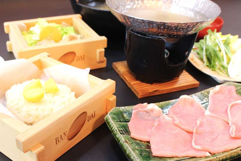 【茨城県内発】 どどーんと国産メロン1玉＆いちご1パック詰め放題　ラストいちご狩り・花の祭典ミステリー 日帰り3