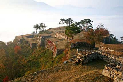 【京滋エリア発】 秋色の天空の城「竹田城跡」と但馬の紅葉名所「養父神社」 　高原のオーベルジュで食す「但馬牛」ランチ　日帰り