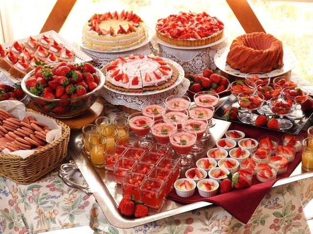 ■【栃木】夜を彩る★藤のライトアップ！世界一美しいふじのはな物語「あしかがフラワーパーク」＆果実畑の隠れ家でデザートビュッフェ＆宇都宮餃子®食べ歩き！2