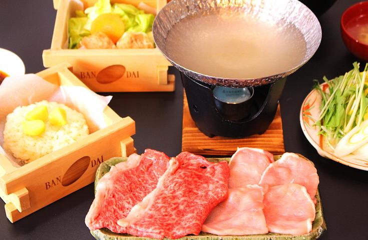 【早割30】[新宿発]初夏の日光で緑チャージ！国産メロン食べ放題＆とちぎのブランド肉食べ比べランチ＆新緑の日光散策！大人気ベーカリー【ペニーレイン】でお買い物♪日帰りバスツアー！2