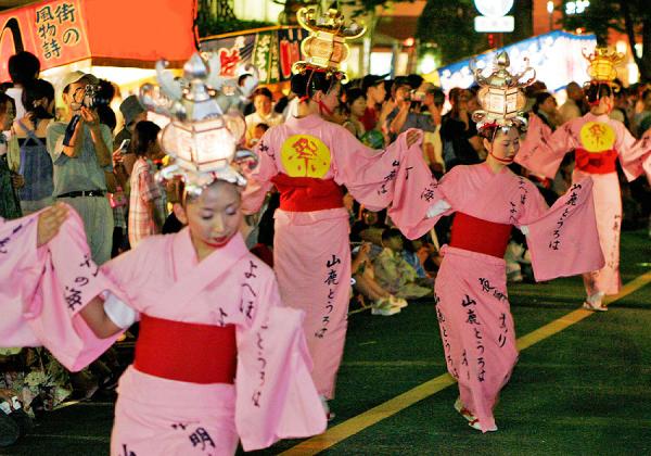 【福岡発着】気ままに自由見物 / 幻想の山鹿灯籠まつりと藤山の梨狩り2個お土産付♬1
