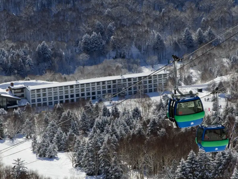 夜発バス／東京・横浜・お台場発　志賀高原プリンスホテル東館　志賀全山　選べるリフト券｜客室はゲレンデが見えるお部屋をご用意！夕食はコース料理をご用意！用意！1
