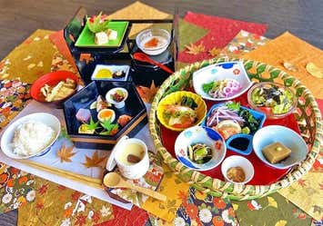 小京都秋月の紅葉絵巻と柿狩り3個お土産付と白壁の町家レストランで秋の彩かごランチ