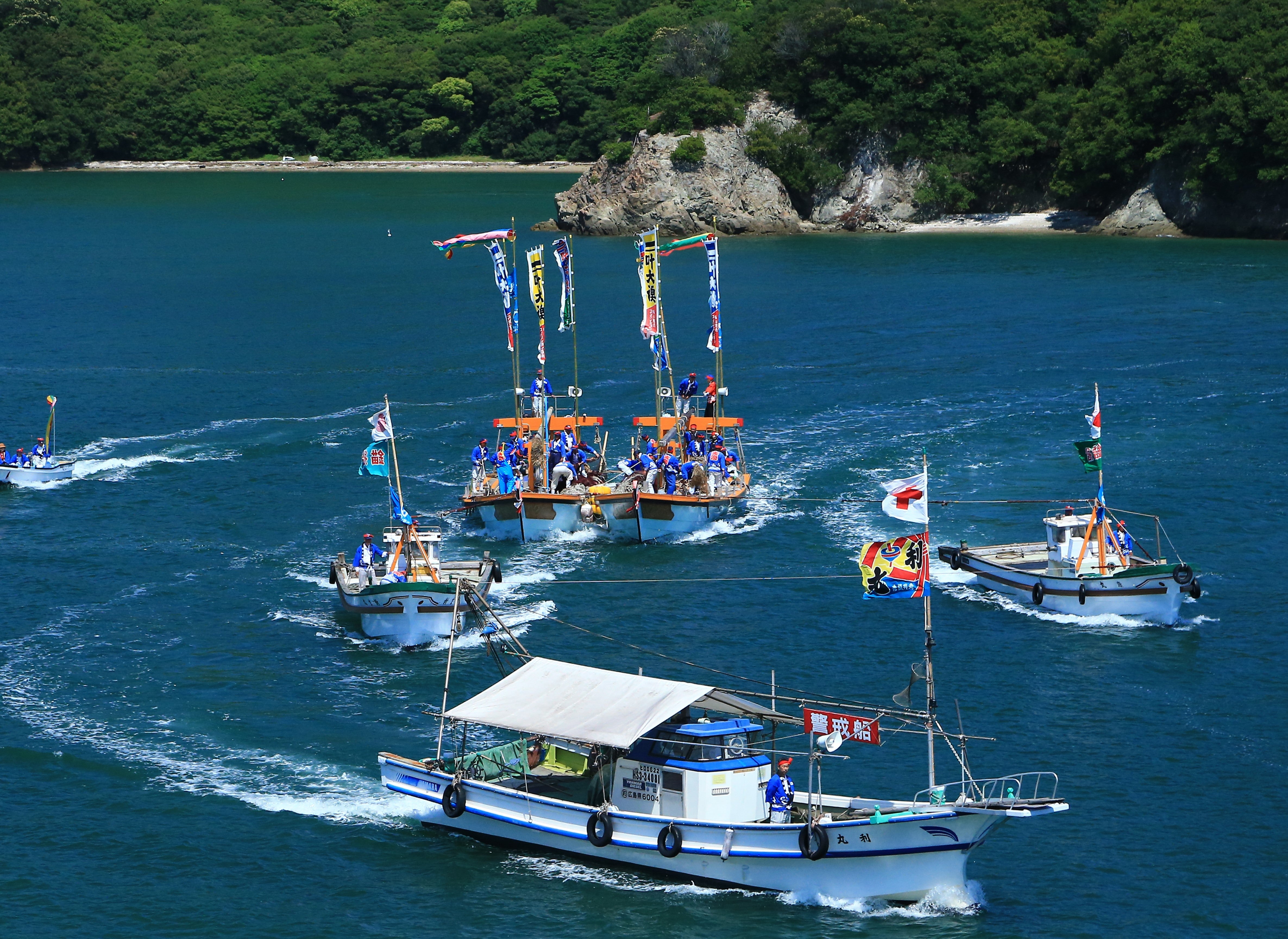 初夏の風物詩　勇壮な海上絵巻「鞆の浦・観光鯛網」と断崖に建つ朱塗りの「阿伏兎観音」1