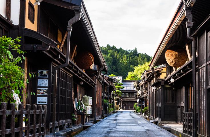 [名古屋発]日本の古い町並みがの多く残る高山とユネスコ世界遺産登録の白川郷へお立ち寄り 昼食は飛騨牛を豪快にドーン！アツアツの陶板で焼き上げる「飛騨牛焼肉ランチ」をご用意！歴史的文化探訪の日帰りツアー(英語ガイド付)2