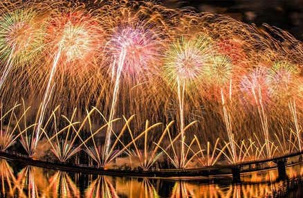[東京発]≪左岸イス観覧席付≫日本三大花火「長岡まつり大花火大会」へ！お帰りはさっぱり温泉入浴付日帰りバスツアー！≪大花火を指定観覧席で満喫！≫