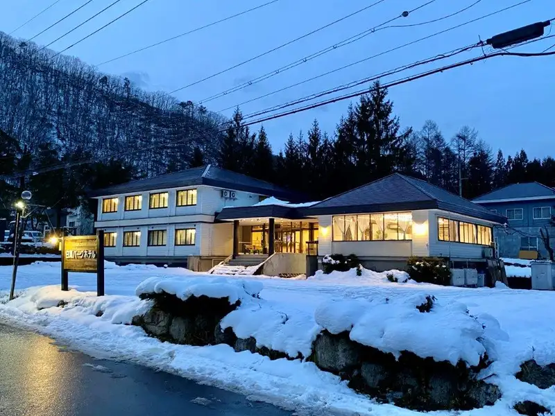夜発バス／東京・横浜・お台場発　白馬パークホテル　五竜＆47　選べるリフト券｜とおみゲレンデまで徒歩8分　落ち着いた客室でゆったりとお寛ぎいただけます1