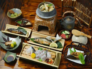 中部発 日帰り 日本最大級のペチュニアとコキアの丘 天然鮎専門店の絶品鮎料理