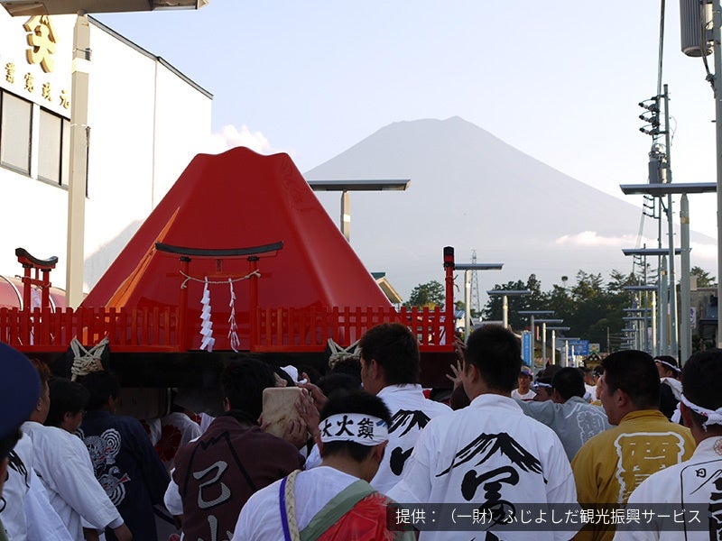 【新宿発】8,000円台～ぶっとび格安✨炎に包まれる日本三大奇祭「吉田の火祭り」へ🔥「シャインマスカット狩り💚＆黒ぶどう🍇のW食べ放題🔥」と「旅の駅 kawaguchiko base👜」2