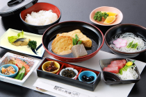 【名古屋駅発】＊日帰り昼食付＊『安心のトイレ付バス「レゼル」で行く！！世界遺産 姫路城　桜の祭典』2