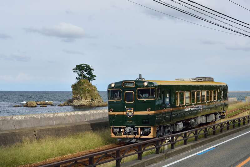 【富山県内発】 JR氷見線・観光列車「ベル・モンターニュ・エ・メール～べるもんた～」  と 富山湾岸ドライブ　　日帰り1