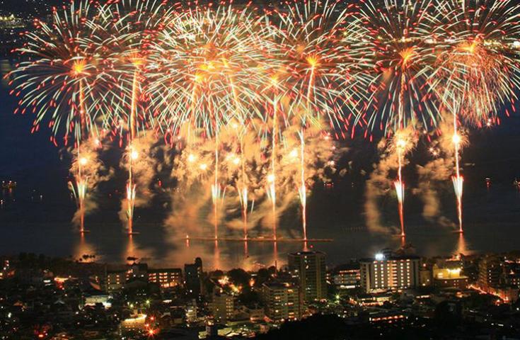 [西梅田発]特選！≪ホテル屋上のイス席から大花火を堪能！≫打ち上げ数日本最大級「諏訪湖祭 湖上花火大会」日帰りバスツアー(RAKO華ノ井ホテル屋上イス席プラン)2
