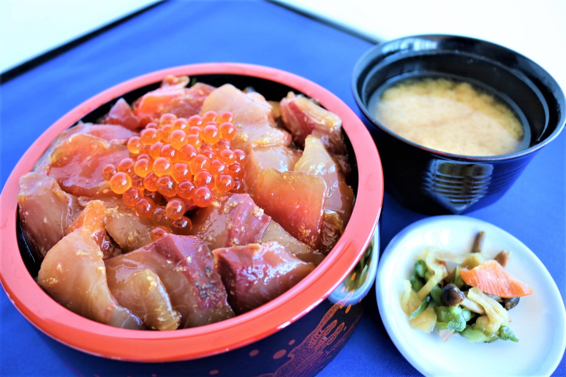 【盛岡発】ふだいの昆布と朝どれ海鮮漬けカケホ丼と三陸鉄道レトロ列車1