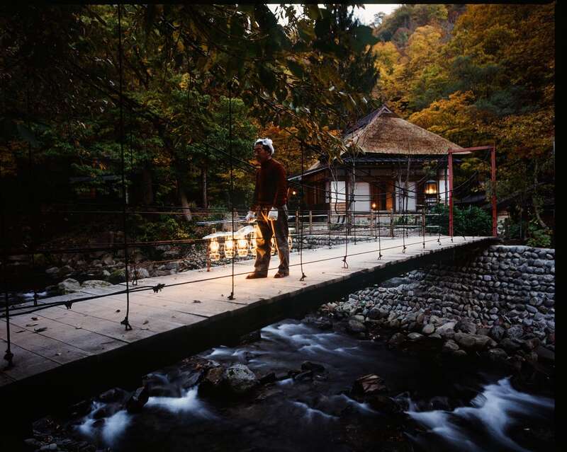 【秋田市内～井川さくら発】 青森　桜名所巡り「弘前公園」「駒街道さくら並木」と秘湯ランプの宿青荷温泉 ２日間3
