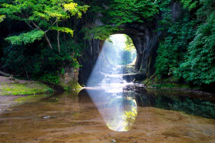 <写真撮影の旅>『光川十洋講師同行 彼岸花咲く秋の大山千枚田 神秘的な濃溝の滝・亀岩の洞窟 2日間』【新宿出発】