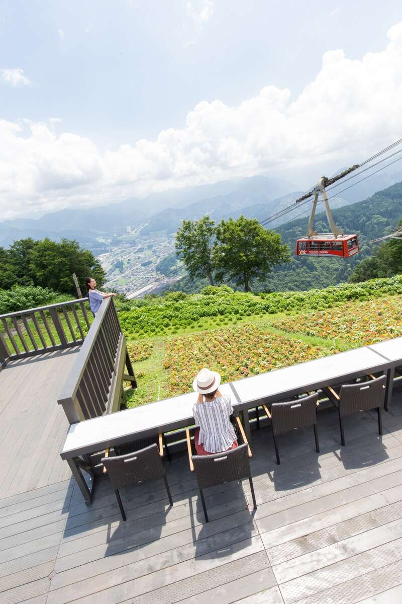 【岩手県・新幹線駅（盛岡駅～一ノ関駅）発】 新幹線で行く　澄わたる空気の中に輝く満点の星空「HOSHIZAORAテラス」　 苗場プリンスホテル連泊と奥四万ブルー爽景周遊 3日間3
