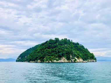 びわ湖に浮かぶ・神秘の島”竹生島”上陸ランチクルーズ【泉佐野・熊取・岸和田発】